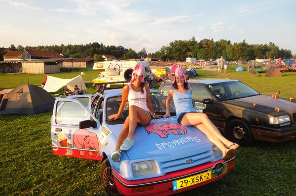 TeamDelirium77's tweet photo. Blog is geüpdatet! Check http://t.co/kYWftVBIQ9 voor ons verslag van een week waanzin in Oost-Europa! #carbagerun http://t.co/TtXczMkTvQ