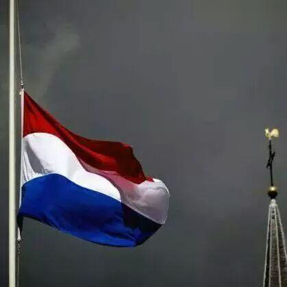 Richgijs's tweet photo. Om 16.00 uur zet deze Dobbe chauffeur zijn truck langs de kant http://t.co/WhMe1VLUC6
