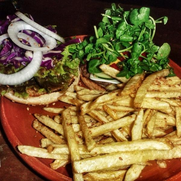 AljndRys's tweet image. #hamburguesa #burger #chesseburger #fries #papas #intafood #monchis #stotomascafe #delicius instamonchis #yumy #m...