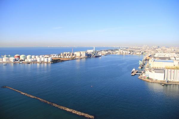 【夏休みは千葉ポートタワーへ！】千葉ポートタワーでは、夏休みフェスタを開催中。タワーの屋上オープンデッキを開放するほか、タワーと観光船がセットになったお得な共通パスを発行します。このほか、工作体験やコンサートなども