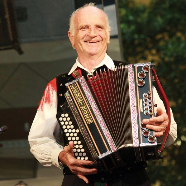 #NaDanasnjiDan l.1932 se je v Jordankalu pri Mirni Peči na Dolenjskem rodil... Lojze Slak. Veliki &amp; neponovljivi.