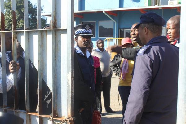 TheNationSD's tweet image. #BhekiMakhubu &amp;amp; #ThulaniMaseko spend 128 days in jail today. The duo was convicted on July 17 for contempt of court.