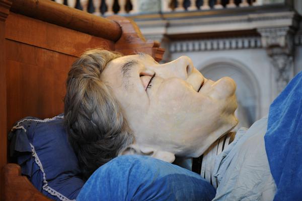 JohnNolanLFC's tweet photo. Ssshhhh! Giant gran sleeps in St George's. See her at 10am @GiantSpectacle #giantsarecoming http://t.co/5XCe56RlZ5 http://t.co/j3ro2VuPWo
