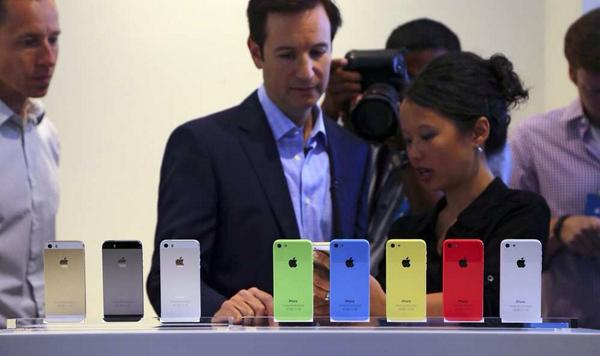 XLemoine's tweet photo. #Apple : l’#iPhone porte les ventes, l’#iPad les plombe http://t.co/LlgGI3ytB3 via @LesEchosLive http://t.co/EAvRBreYN3