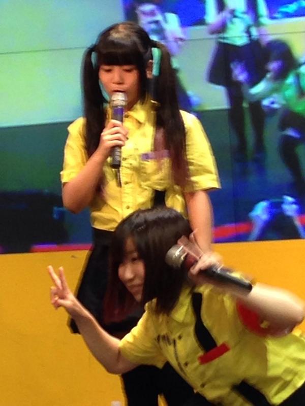 disdisco48's tweet photo. 今日のゆるめるモ！のインストア、3人でこのクオリティとかフルメンバーだとどんだけスゲェんだよ…⁉︎ってなりました。
それでは本日のさささの写り込み芸をどうぞ！ http://t.co/Jff413RgJm