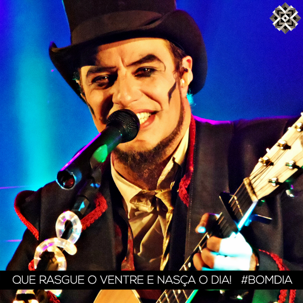 oteatromagico's tweet photo. "É de se pensar Do que cabe nesse riso! É de se perceber Onde a vida vira vício..." #BomDia #TeatroMagico #DaLuta http://t.co/drwL9fiTQh