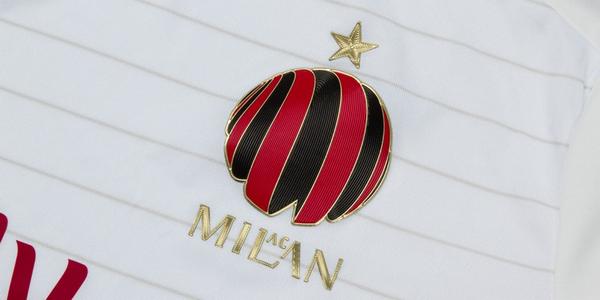 adidasFR's tweet photo. Le maillot extérieur 2014/15 du @acmilan entre en jeu.
#allinACM http://t.co/oFfvzRgCWz