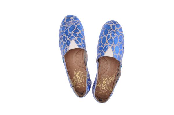 Paez tambien participó de la feria Bread &amp; Butter con su edición Night Blue. Alpargatas cancheras con estampa foil.