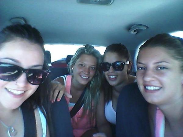 nuriatara's tweet photo. K vngn mis 3 flres a dspertarm y me dign "k ns vams de vacas x tu cumple" n tiene precio♥ como no las voy a querer... http://t.co/qVx7qos0Uq
