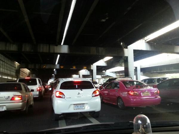 js100radio's tweet image. RT @ampMEA: 16.35 ขึ้นทางด่วนตรงเพลินจิต รถเต็มพื้นที่ ขึ้นมาติดเลยค่ะhttp://t.co/BGKIO3Fxe3