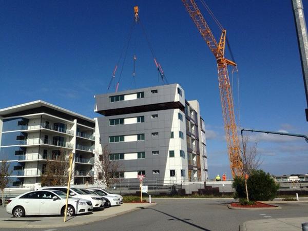 HickoryGroup's tweet photo. Another shot from the other side. Modular #construction installation in WA. 25 units in today - lining up perfectly 👍 http://t.co/Bz2tkuHxmG