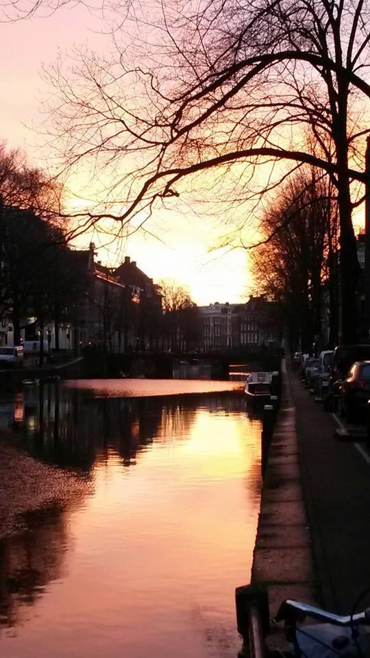 Zonsopgang boven de Herengracht in Amsterdam. via weerportal.nl