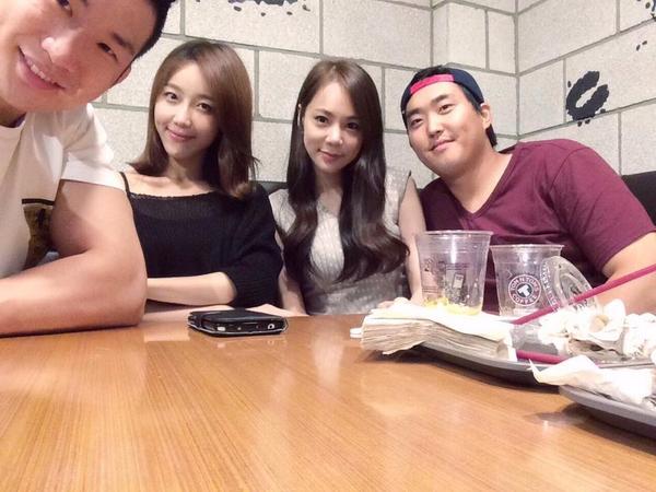 _Kimnana's tweet photo. 왼쪽 분 155km 직구 잘 날리게 생겼고 오른쪽 분 교통사고 니킥 잘 날리게 생겼네! http://t.co/j06lRsjke6
