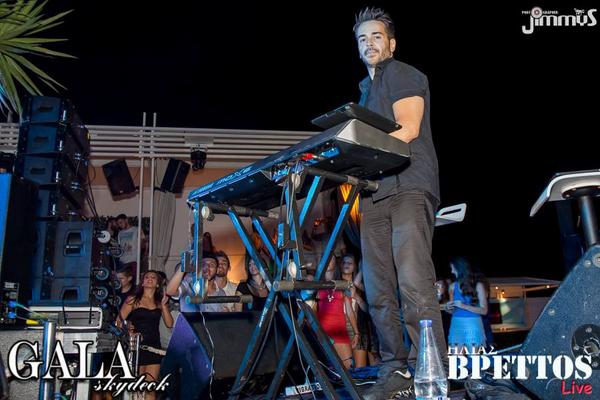 KostasFC's tweet photo. #Gala_Skydeck 😉 @miliotakis #LoveU ♥ http://t.co/lwsGJ2Yg7E
