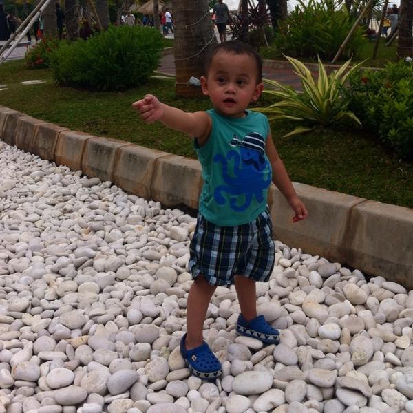 paramitha_tp's tweet photo. "yuk jln2 di pantai ama aku,mumpung lg kece pake kaos @MothercareIndo .." #TUMKidsInMC http://t.co/zCJmLL6Sq0