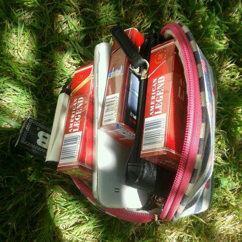 xiri05's tweet photo. Que me tengo que reir vamos todo lo kieren guarda hay en el bolso... http://t.co/WWmwN9wDJc