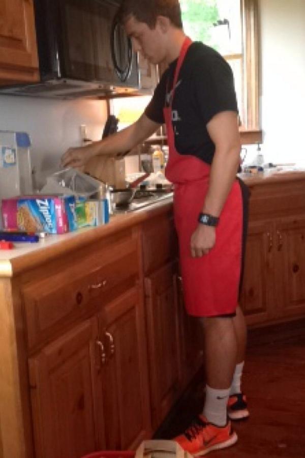 Jay_Da_Kid3's tweet photo. @TheTopher7 just living the domestic lyfe #thepredatoristamed http://t.co/UiuBIvCD9j