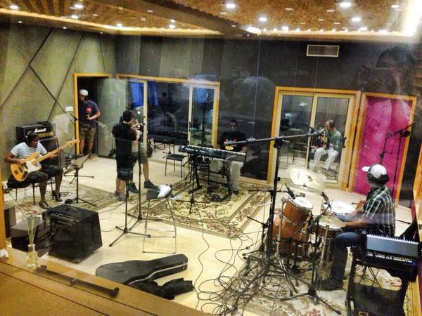 SoundhubStudios's tweet photo. Recording band for the song of china. Zhou San. http://t.co/Qjee2GXblW