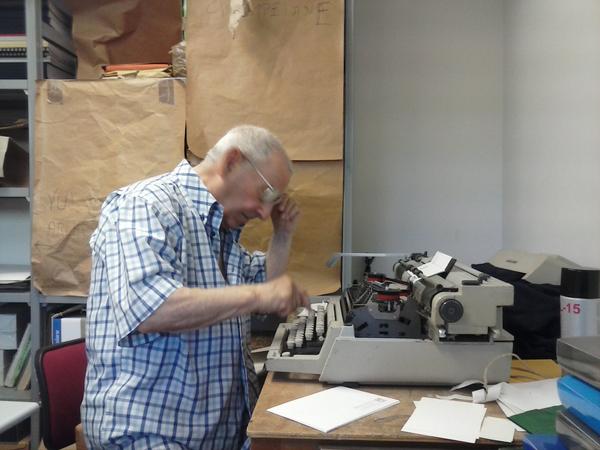 PaoGardelli's tweet photo. The legendary Mr. Vincenzo of the association "Amici di Pompei" and his trusty typewriter http://t.co/Dwvj7s0OFg