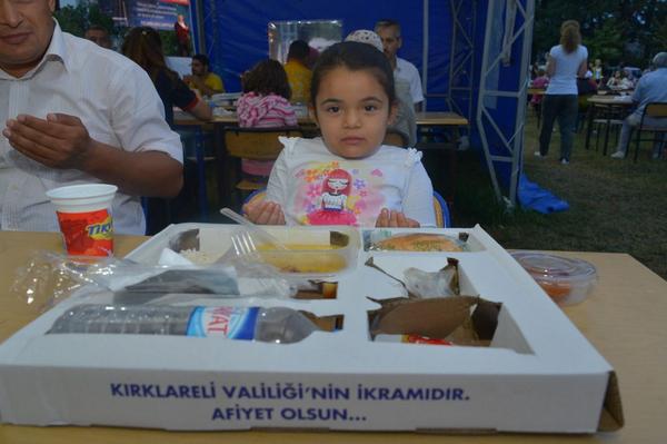 tiranozgur's tweet photo. #KadirGecesi nin bereketi ile Ramazan'ın 26.gününde Kırklareli İftar Alanında binlerce kişi orucunu açtı @MustafaYMN http://t.co/7fuBNdhjeg