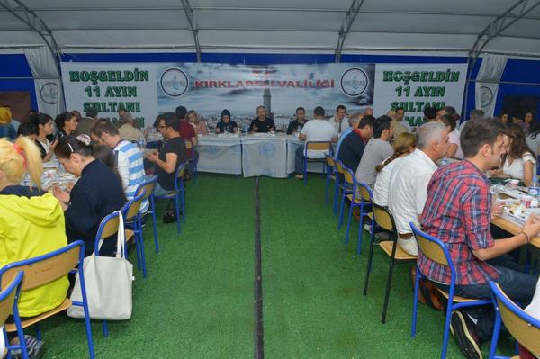 tiranozgur's tweet photo. #KadirGecesi nin bereketi ile Ramazan'ın 26.gününde Kırklareli İftar Alanında binlerce kişi orucunu açtı @MustafaYMN http://t.co/7fuBNdhjeg