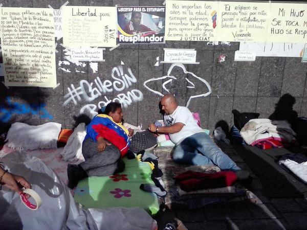 susanalulo's tweet photo. Padres de @JovenesVzlanos detenidos en vigilia permanente ante violacion de DDHH de sus hijos hoy todos a apoyarlos! http://t.co/58Xrbkpmij