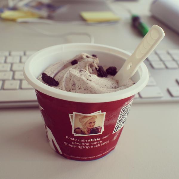 boefjeblondie's tweet photo. @sarah_knappik und @PlusServerAG haben uns bei @polargold Eis gebracht, sehr cool!
#agentour #Eisie http://t.co/OCbVqnmYgD