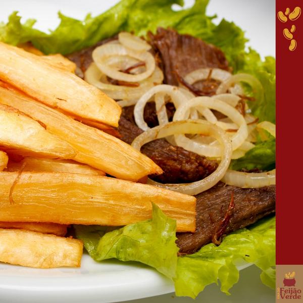 Dupla perfeita para te acompanhar no almoço.Carne de sol acebolada com macaxeira frita. Alguém aceita essa companhia?