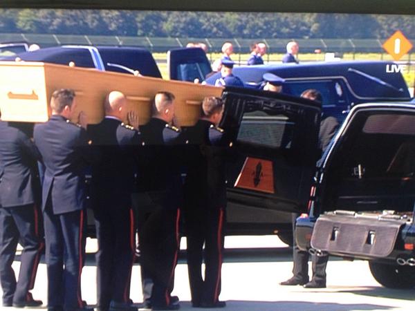 oubelkas's tweet photo. Enórm indrukwekkend om te zien met hoeveel respect en beleid de kisten worden gedragen #MH17 #ned1 #nationalerouwdag http://t.co/RVHziDKm0o
