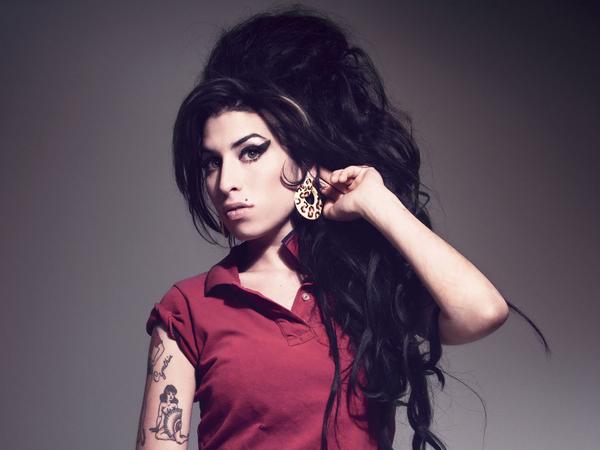 MTVBrasil's tweet photo. Hoje faz 3 anos que perdemos esse inesquecível talento da música. Amy, te amamos <3 http://t.co/1LRQY1MIEw http://t.co/pHbAA2BizI