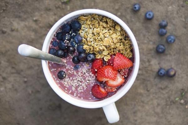 ModDayHippiebox's tweet image. Power breakfast prepping for potential new client! Energy in a cup! 🍃🍌💪💚 #acai #greenmodel #ModernDayhippie