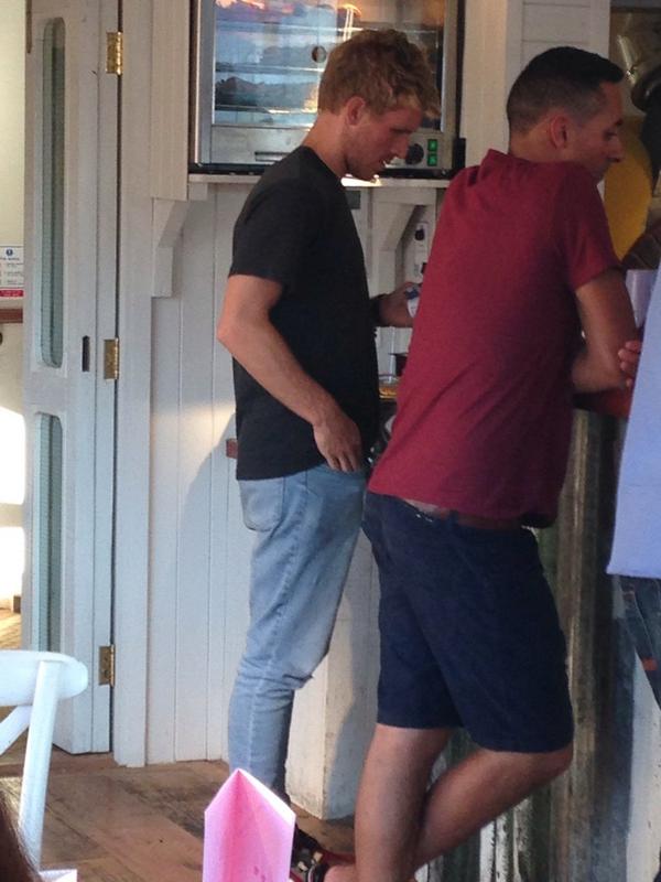 Laura_Ewart's tweet photo. @matt_campbell92 found you're twin http://t.co/M6BtKmXi8X