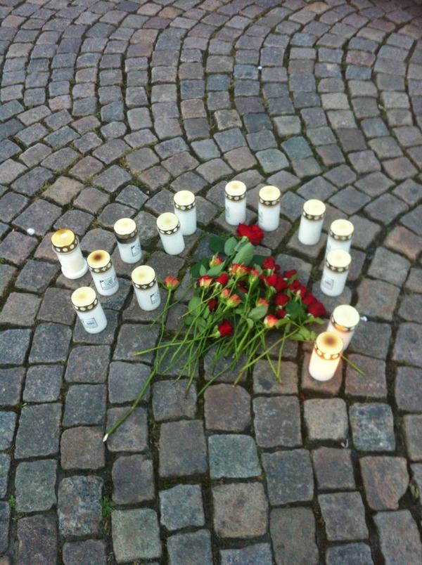 SSU_LUND's tweet photo. Vi hedrade våra kamrater som föll offer för terrorn på utöya med fina ord och tyst minut! 🌹🌹 vi glömmer aldrig! http://t.co/Ir1R6TEHtj