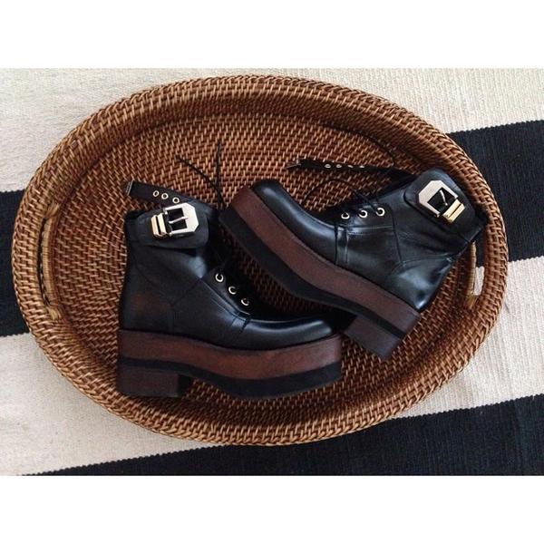 pruneargentina's tweet photo. BOOTS SALE! #AW14 #Black #Leather #Boots #Golden #Details #Super #Sale #Enjoy | http://t.co/EHUSpYigXi