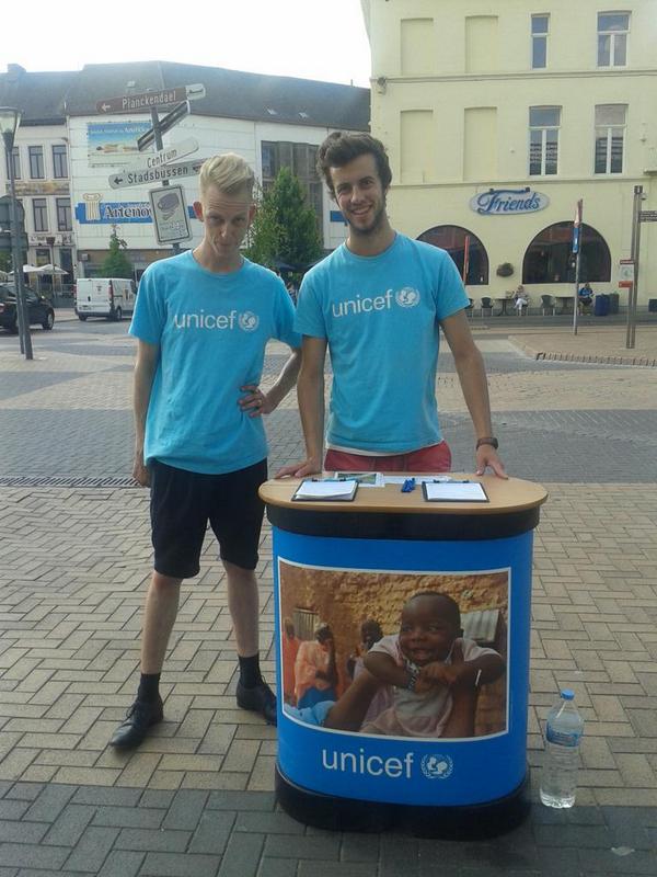 UNICEFBELGIE's tweet photo. 2van onze #helden vd dag! Timothy & Jeroen trotseren de tropische temperaturen in #Mechelen ! #superteam #petermeter http://t.co/inOlkn3tDh