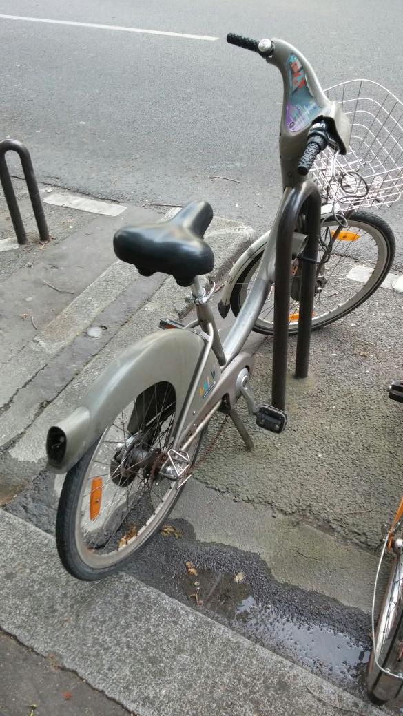 cyclo_fred's tweet photo. @Velib 50203 volé devant le 117 av de choisy (13eme)... fortement degradé http://t.co/rgbixGbh3p