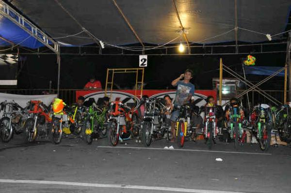 dragbikeindo's tweet photo. GASS!! @wahyukabuto: @dragbikeindo PMspeed™ pekanbaru-RIAU. http://t.co/wqrUXessNn"