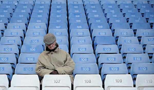Llourinho's tweet photo. .@FCBarcelona mirad que joven promesa en Stamford Bridge. 45M de €, ni para ti ni para mi. Buena pareja con Mathieu. http://t.co/QCXyAouqvP