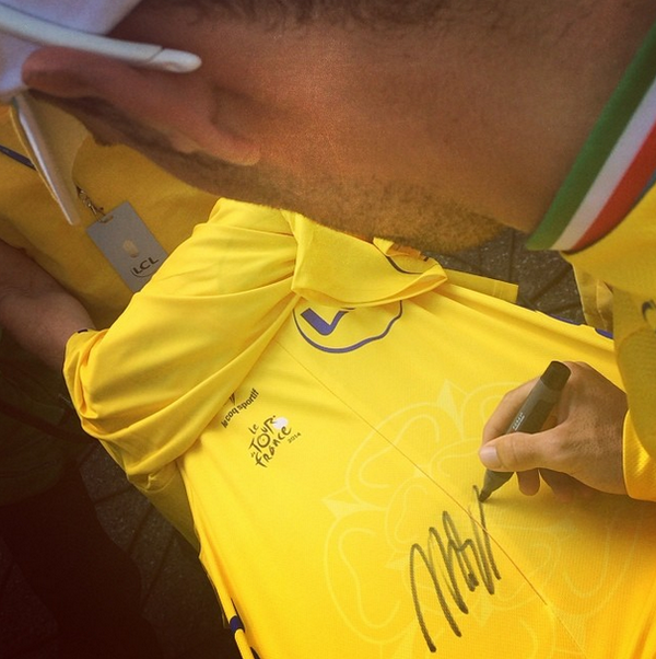 LeTour's tweet photo. RT pour gagner le @MaillotjauneLCL / RT to win the yellow jersey signed by @vincenzonibali @lecoqsportif http://t.co/RJpRT6cj5o