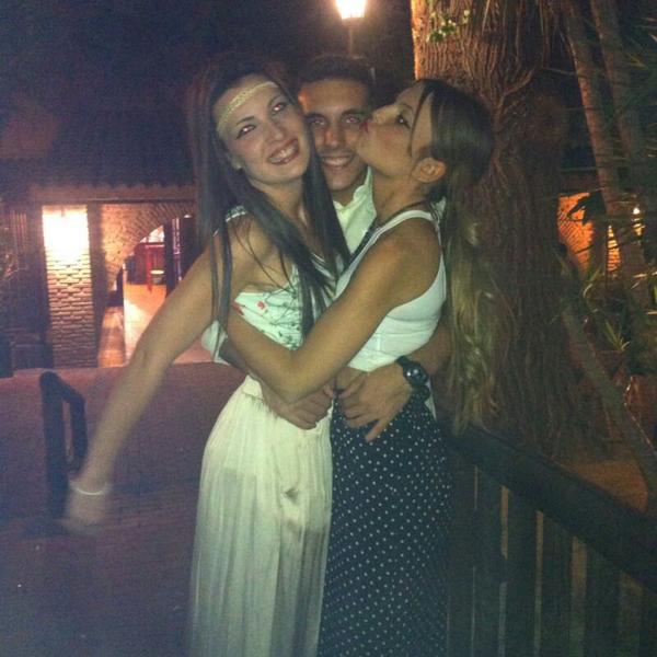 Laurita2s's tweet photo. Menos de un día y ya los estoy echando de menos. La familia es lo mas grande ♡ @alejandriiiii @Fran2M http://t.co/plxYdijPF0
