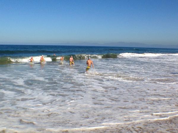 wodFuel's tweet photo. RT  Troyan fist bumps another athlete and heads back for his final 250-yard swim at 25:14 #CrossFitGames http://t.co/lqQkQp0xug