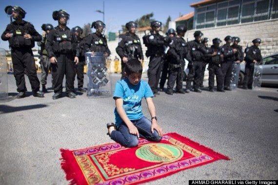 Quran_Message's tweet photo. Israeal Army blocked this boy from praying in Masjid al Aqsa,so he prayed in front of them. #FreePalestine #FREEGAZA http://t.co/qNmgW5WpGQ