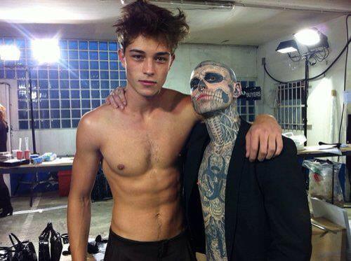 deenanlsgdr's tweet photo. “@cisconlsgdr: Sto tizio deve aver litigato con un tatuatore http://t.co/fGm2Jng9nU” RICK 😱😍