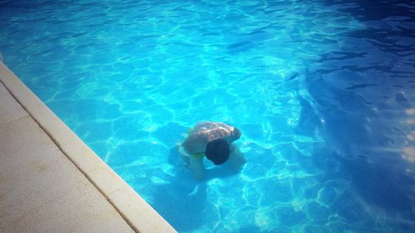jomanuelmolina's tweet photo. Trabajando en la piscina ejercicios de fuerza y capacidad pulmonar.. gracias por tu ayuda amor @eli_elaa http://t.co/IeiDmKnhDA