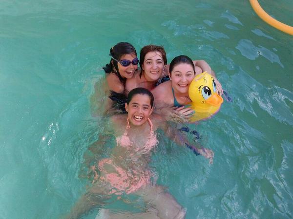 luciaaiber's tweet photo. Buen día de piscina con los primos!! http://t.co/30sYa1VT0W