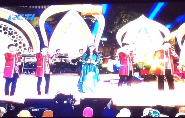 Live with <a href="/JazakaIndonesia/">Jazaka</a> <a href="/dwiki_dharmawan/">Dwiki Dharmawan</a> at SyarAkbarRamadhan-Sempurna! <a href="/rcti/">rcti</a>