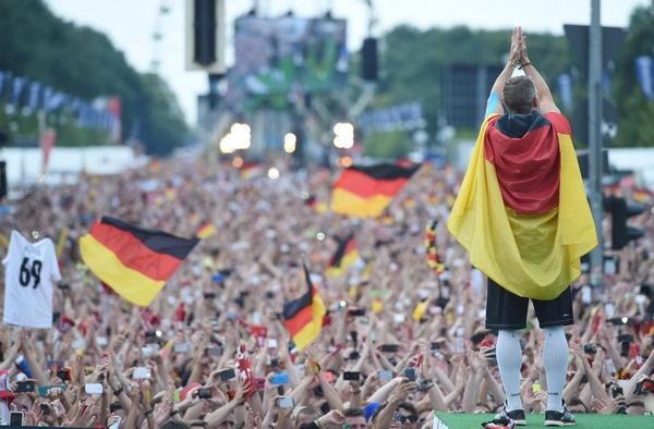 easportsfcde's tweet photo. Was denkt ihr? Wird Bastian #Schweinsteiger neuer Kapitän beim DFB? http://t.co/7IIZPn6LNc