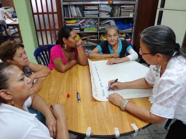 inquil_dignos's tweet photo. Inquilinos del sector de San Pedro conversan con el equipo del proyecto sobre la política pública de inquilinatos. http://t.co/1ghyB24YXA