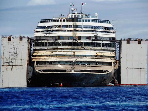 MSNFeatures's tweet image. #Photos: Costa Concordia's final voyage -- on-msn.com/1rugVc4 #CostaConcordia