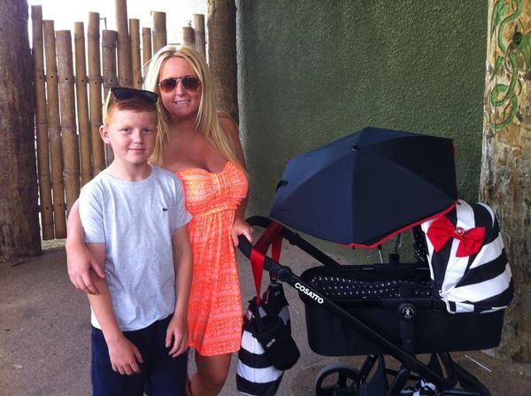 _derbyshire1's tweet photo. Chester zoo wiv my babies 💙💗xx http://t.co/U3TEcFFObf